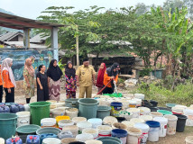 BPBD Bandarlampung Tangani Pohon Lapuk dan Salurkan Air Bersih ke Ratusan Warga