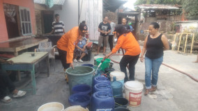 Sumur Mengering dan PDAM Bermasalah, BPBD Bandarlampung Kirim Air Bersih