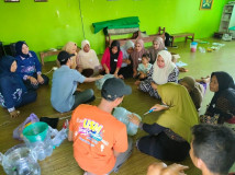 Lawan Rob dan Krisis Pangan, Tim USM Latih Ibu-Ibu Timbulsloko Manfaatkan Akuaponik Galon Bekas