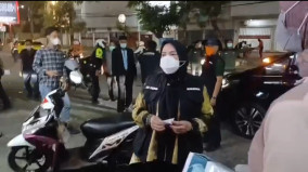 Eva Dwiana Pantau Kondisi Warga di Tengah Debu Vulkanik, Masker Dibagikan
