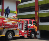 Abu Vulkanik Selimuti Pusat Pemerintahan Bandarlampung, Damkarmat Turun Bersihkan