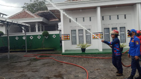 Damkar Tanggamus Bergerak, Semprot Sekolah dan Fasilitas Terdampak Abu Vulkanik