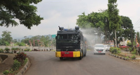 Terjunkan Water Canon, Polres Tanggamus Siram Debu Vulkanik di Jalan Komplek Pemkab Tanggamus