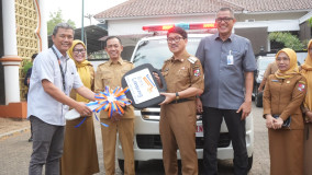 Wujud Komitmen Hadir dan Bermanfaat, Bank Lampung Serahkan Bantuan CSR Ambulans ke Pemkab Lampung Utara