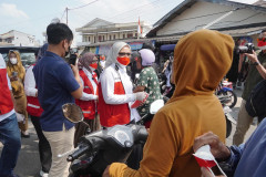 Peduli Warga Terdampak Abu Vulkanik, Purnama Wulan Sari Bagikan 10.000 Masker