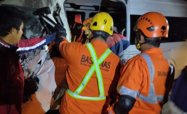 Dua Penumpang Terjepit Bodi Hiace di Tol KM 306 Pemalang, Tim SAR Berhasil  Evakuasi