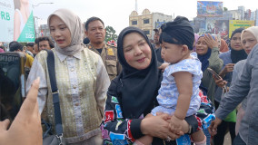 Bunda Eva Borong Dagangan Pedagang di CFD Tugu Adipura