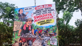 Warga Cor Jalan Utama, Spanduk Sindiran untuk Bupati Tanggamus Terpampang