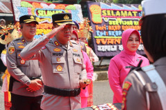 Kapolres AKBP AH Hudi Arif Tiba di Polres Tanggamus Disambut Siger Pangunten Hingga Tradisi Pedang Pora