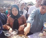 Eva Dwiana Kunjungi UMKM Bung Karno Bandarlampung, Borong Kuliner hingga Nyanyi Bareng Warga