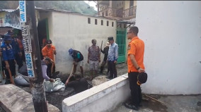 Antisipasi Banjir, Pamong Dan Satgas Pemkot Bandarlampung Bersihkan Drainase Jalan Pajajaran Way Halim