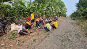 Green Policing Polsek Pulau Panggung dan Warga Gotong Royong Bersihkan Jalan serta Sampah di Pekon Way Ilahan Tanggamus