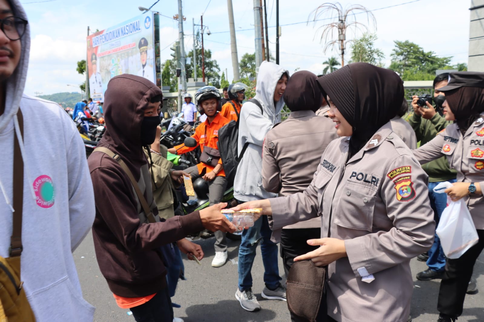 Polwan Bagikan Air Mineral dan Coklat kepada Massa Aksi Buruh