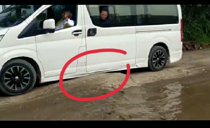 Setelah Mobil RI 1, Toyota Hiace Erick Thohir Ikut Pula Nyangkut di Lampung