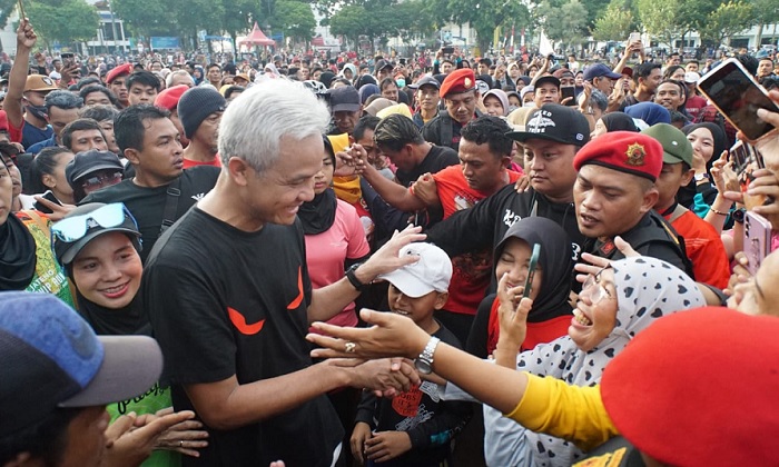 Warga Tumpah Ruah di Alun-Alun Jember, Teriakan Glory Glory Ganjar Presiden Menggema