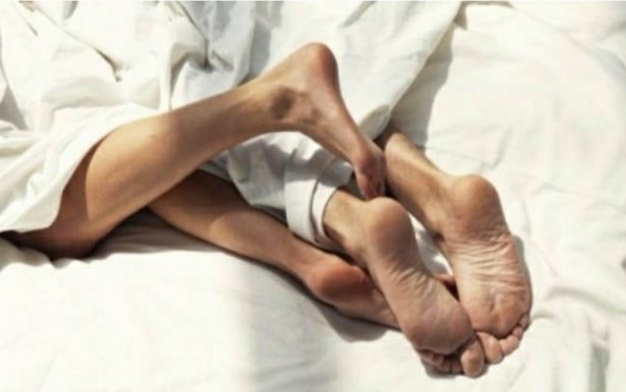 Suami Tangkap Basah Istri Bergumul dengan Pria Lain di Kamarnya