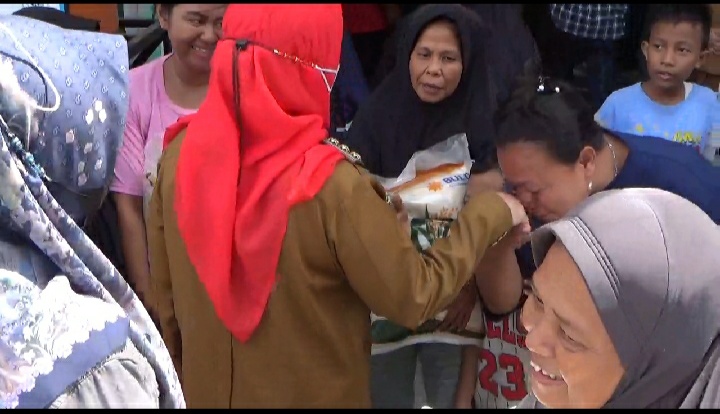 Eva Dwiana Bagikan 65.303 Pcs Beras kepada 65 Ribu Keluarga