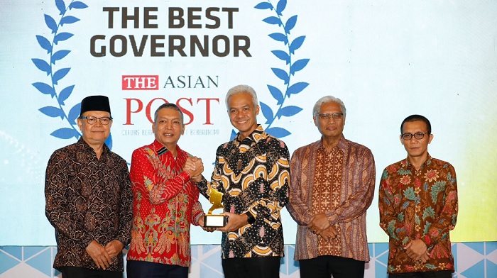 Berhasil Wujudkan GCG dan Inovasi Bank Jateng, Ganjar Terima Penghargaan