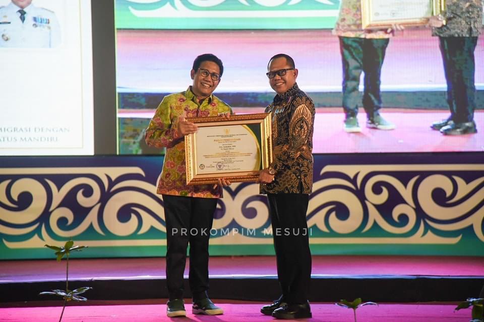 Bupati Mesuji Terima Penghargaan Lencana Bakti Transmigrasi Dari Kemendes PDT RI