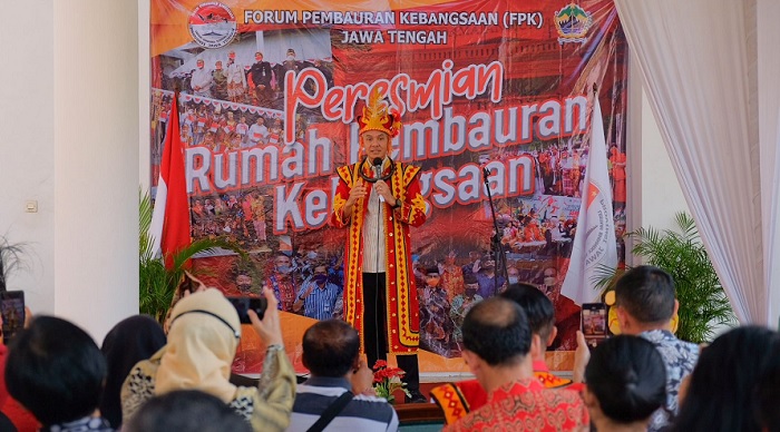 Kenakan Baju Adat Nias, Ganjar Resmikan Rumah Pembauran Jateng