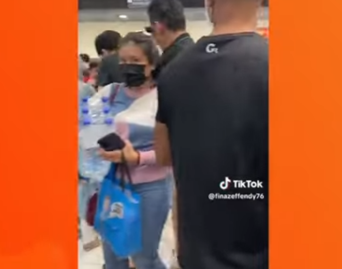 Takut Krisis Air Gegara Sungai Muda Kering, Warga Malaysia Ramai-ramai Borong Air Kemasan