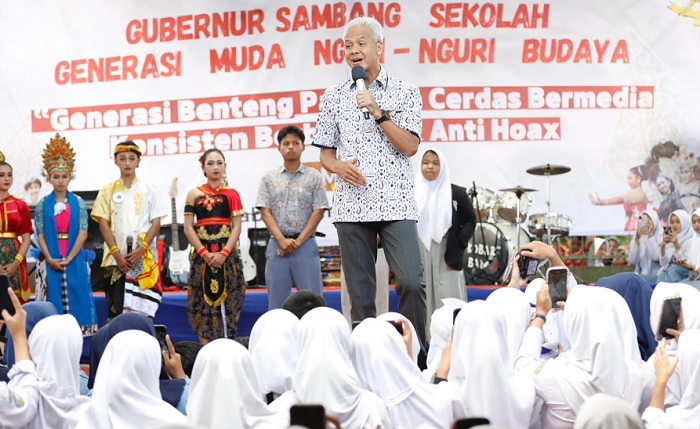 Pelajar Karangkobar Antusias Ketemu Ganjar Saat Gubernur Mengajar
