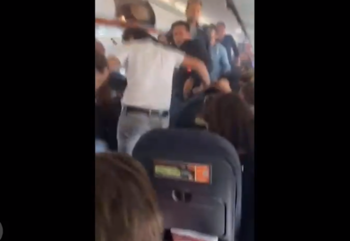 Rokok Elektrik Meledak, Kabin Pesawat Penuh Asap, Pesawat Tujuan Amsterdam Mendarat Darurat