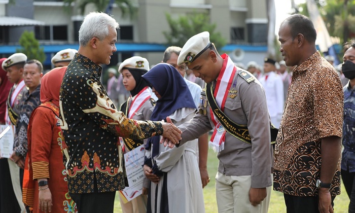 Penjaga Makam Ini Bangga Anaknya Jadi Lulusan Terbaik SMKN Jateng, Plus Dapat Beasiswa Kuliah di UI 