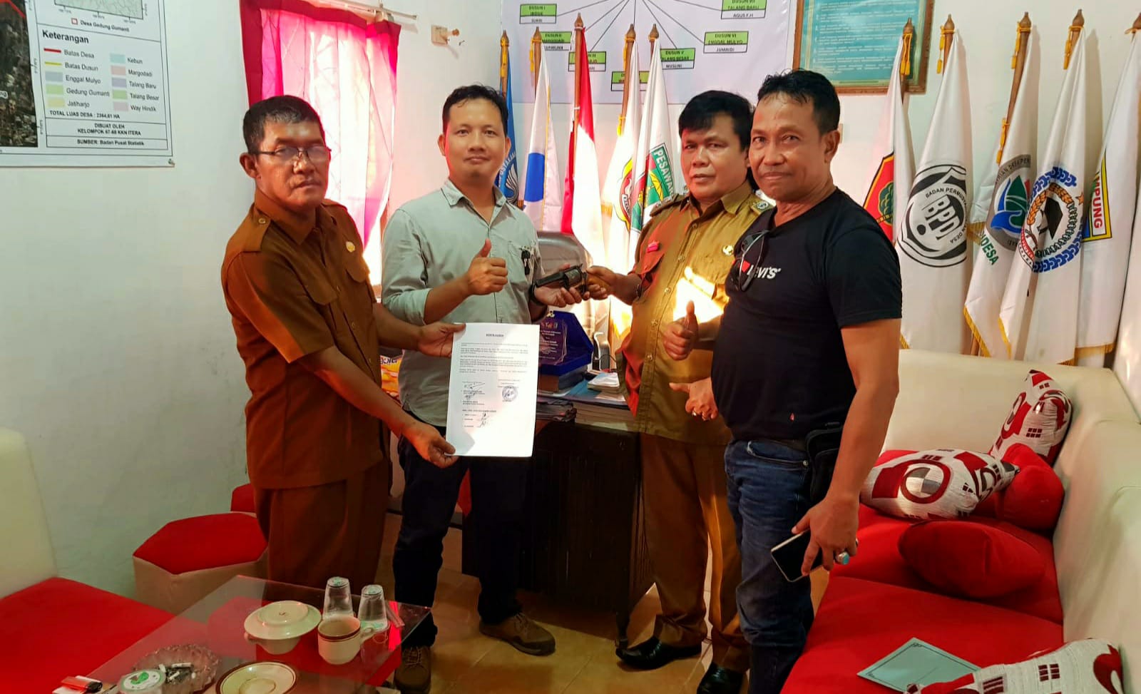 2 Warga Serahkan 2 Senpi Revolver ke Polsek Tegineneng, Pesawaran