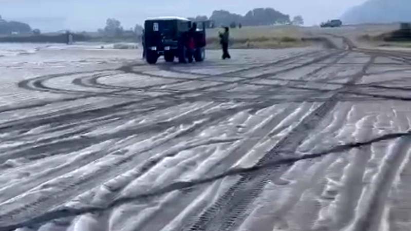 Fenomena Frozen Gunung Bromo, Seperti Musim Salju di Eropa Timur