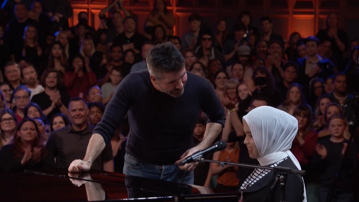 Bangga, Penyanyi Tunanetra Putri Ariani Bikin Merinding America’s Got Talent 2023, Simon Cowell Beri Pelukan