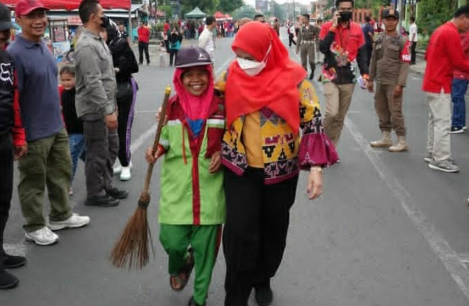 Eva Dwiana dan seorang petugas wanita yang membersihkan Kota Bandarlampung 