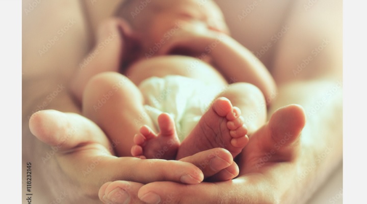 Anggota Polisi di Sumsel Selamatkan dan Adopsi Bayi di Trotoar Dikerubungi Semut, DPR Memuji Ketulusannya