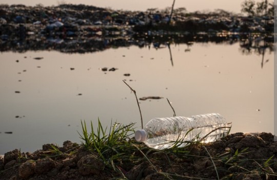 Ilustrasi Pencemaran Sungai 