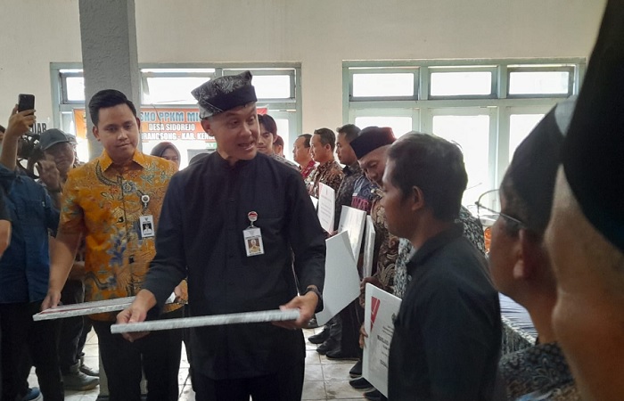Salurkan Bantuan Keuangan Lintas Sektor di Kendal, Pesan Ganjar : Tidak Korupsi Itu Penting Sekali