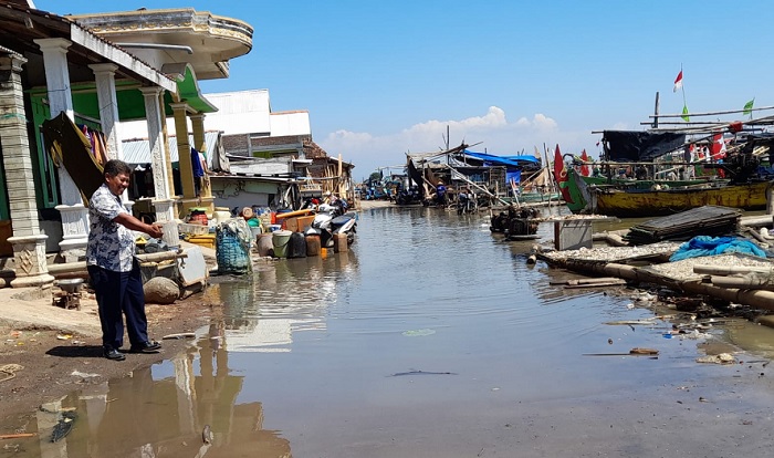 Tanggul Laut Belum Maksimal Atasi Rob di Bandengan, Wilayah Masih Tergenang Setinggi 20 Cm