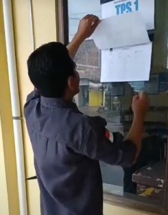 Petugas KPU Menempelkan Data DPC