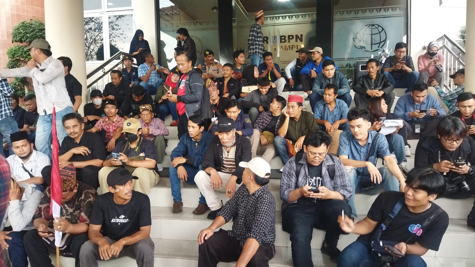 Warga ketika menunggu wakil mereka berunding dengan BPN Lampung ketika aksi Kamis (15/6/2023)