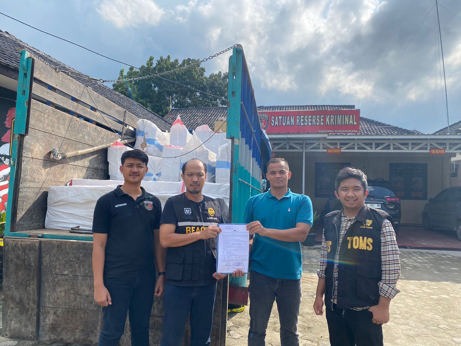 Amankan Rokok Ilegal, Polres Lampung Timur Serahkan ke Bea Cukai