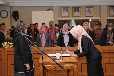 Wagub Nunik Melantik dan Mengambil Sumpah Jabatan 6 Pejabat Tinggi Pratama