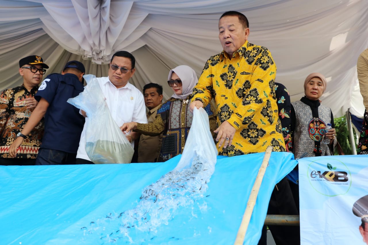 Hadiri Baksos Perantineba di Way Kanan, Gubernur Arinal Tebar 500 Ribu Ekor Benih Ikan