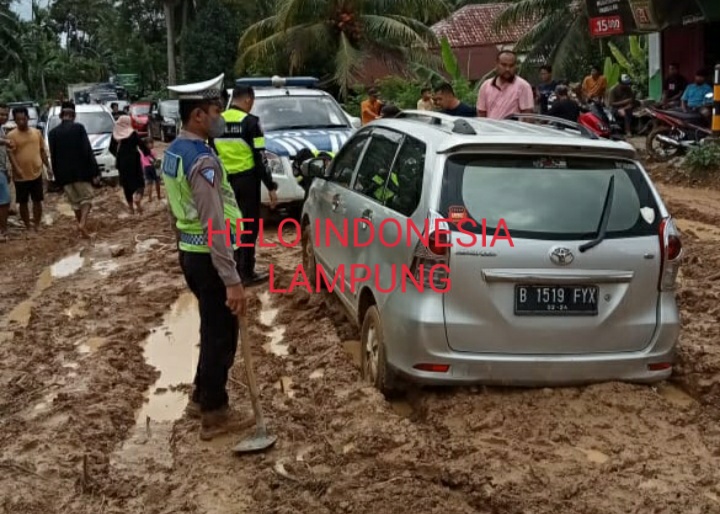 Jalinbar Berlumpur Hingga Setengah Meter di Depan Tanjakan Sedayu, Tanggamus