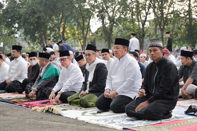 Gubernur Arinal dan Ibu Riana Sari Salat Idul Adha 1444 H di Lapangan Saburai