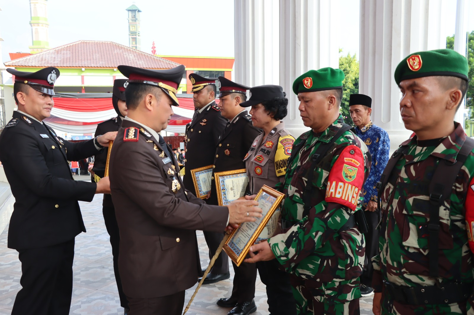 Kapolres ketika memberikan penghargaan 