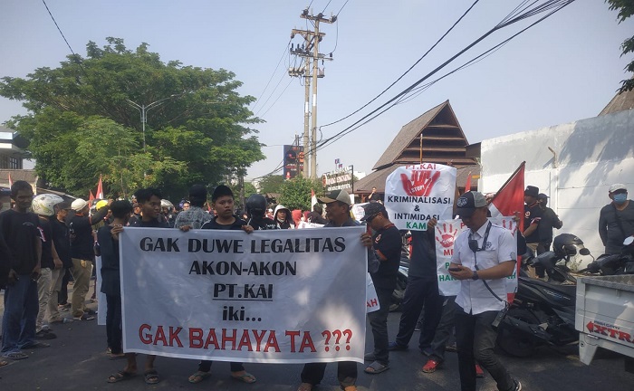 Ratusan Warga Surabaya Demo  Meminta PT KAI Tidak Sewenang-wenang