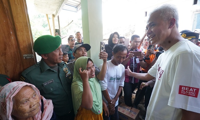 Ganjar Kunjungi Slamet, Warga Tegal yang Rumahnya Rusak Akibat Gempa