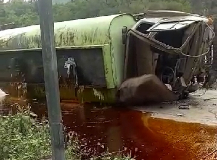Mobil Tanki Limbah Minyak Sawit 16 Ton Tumpah di Panjang