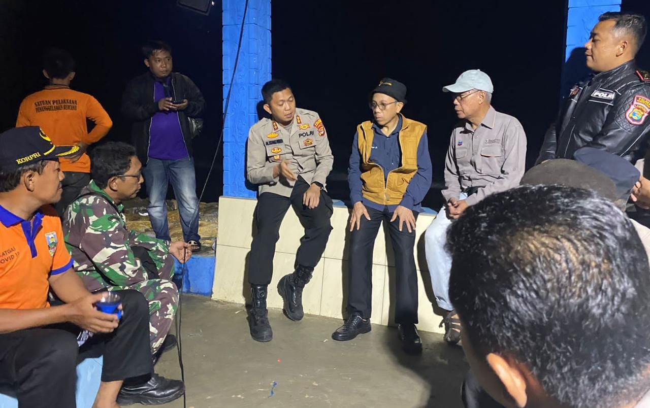 Rektor ITERA Ikut Mencari Mahasiswa KKN Hilang Terseret Ombak Pesibar