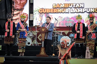 Arinal Buka Karnaval Topeng yang Diikuti Ribuan Peserta