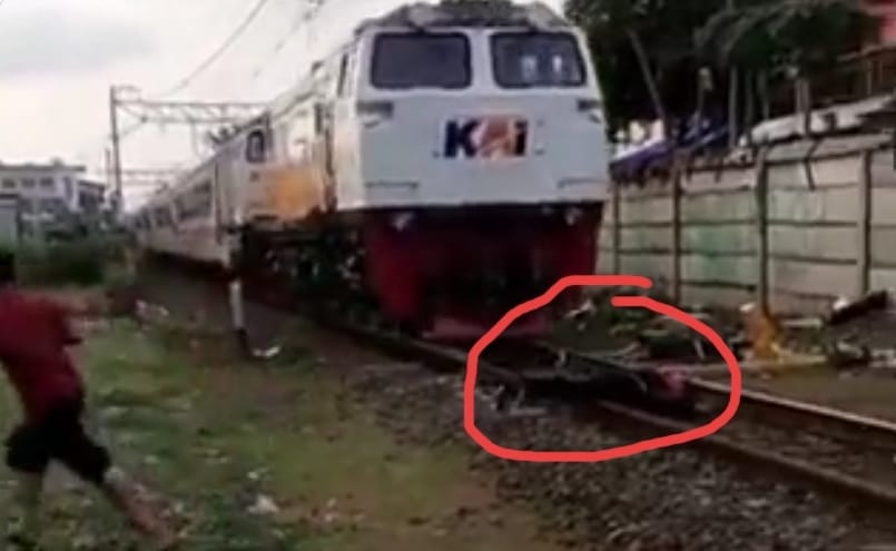 Viral Pria Baringkan Tubuhnya di Rel Perlintasan Pasar Senen Saat Kereta Lewat Direkam Para Railfans